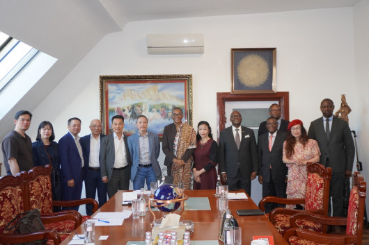 LIÊN HIỆP HỘI NGƯỜI VIỆT TẠI ĐỨC ĐÓN TIẾP ĐOÀN CB CẤP CAO MOZAMBIQUE: Nhịp cầu kết nối và sẻ chia