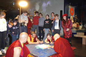 Tranh cát Mandala tại Stuttgart – Lời mời trở về với sự an yên