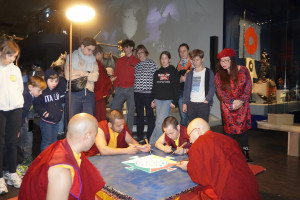 Triển lãm Mandala - Vẽ tranh cát vì hòa bình tại Berlin