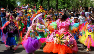 Lễ hội Karneval der Kulturen ở Berlin tăng gấp đôi nhà vệ sinh công cộng để chống tiểu tiện bừa bãi