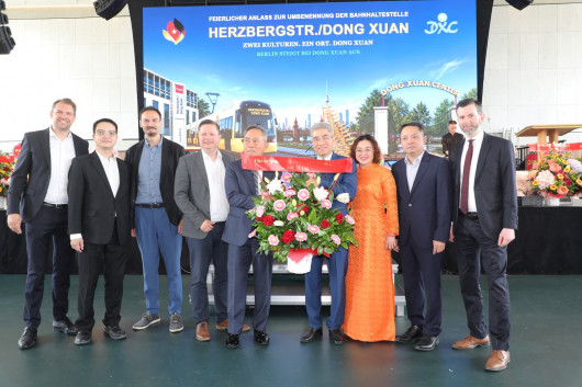 ALBUM: LỄ KỶ NIỆM ĐỔI TÊN TRẠM TÀU ĐIỆN BẾN HERZBERGSTR-ĐỒNG XUÂN BERLIN