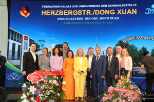 DẤU ẤN MỚI CỦA CỘNG ĐỒNG VIỆT TẠI BERLIN: TRẠM TÀU ĐIỆN HERZBERGSTR./ĐỒNG XUÂN CHÍNH THỨC ĐƯỢC GHI DANH