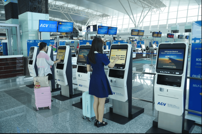 Vietnam Airlines thử nghiệm làm thủ tục và gửi hành lý tự động cho chuyến bay quốc tế tại Nội Bài