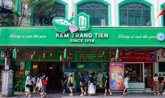 Khách hàng ùn ùn kéo tới cửa hàng Kem Tràng Tiền trước ngày đóng cửa, ôn lại ký ức từ thuở “ông bà anh”