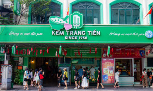 Khách hàng ùn ùn kéo tới cửa hàng Kem Tràng Tiền trước ngày đóng cửa, ôn lại ký ức từ thuở “ông bà anh”