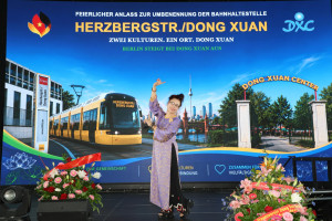 LỄ KỶ NIỆM NHÂN DỊP ĐỔI TÊN TRẠM DỪNG TÀU ĐIỆN: BẾN HERZBERGSTR./ĐỒNG XUÂN