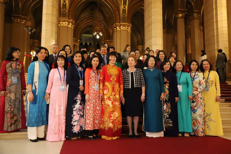 mai-nha-gan-ket-phu-nu-viet-toan-chau-au-202310191627441786048757.webp
